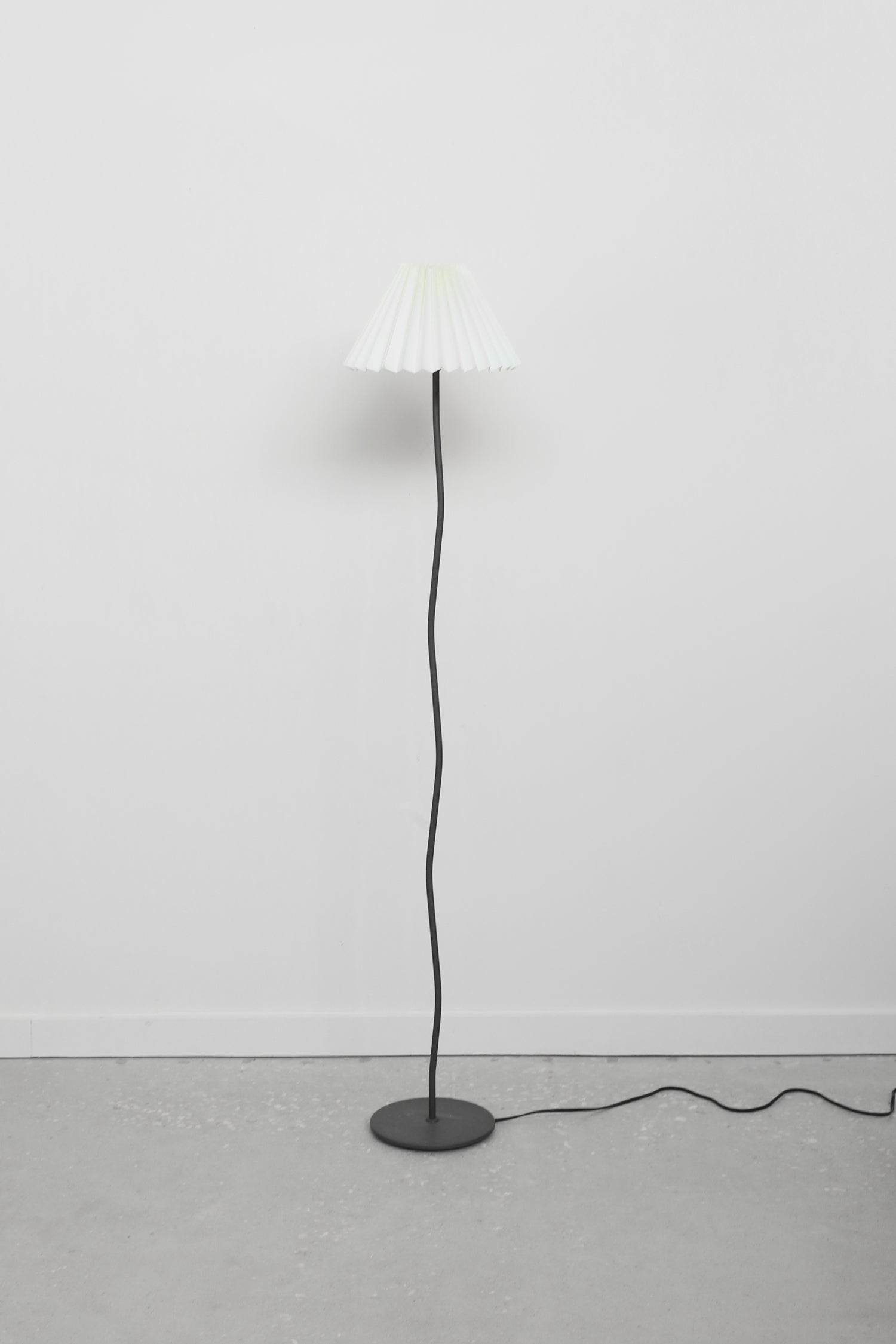 Minimalist Wavy Floor Lamp
